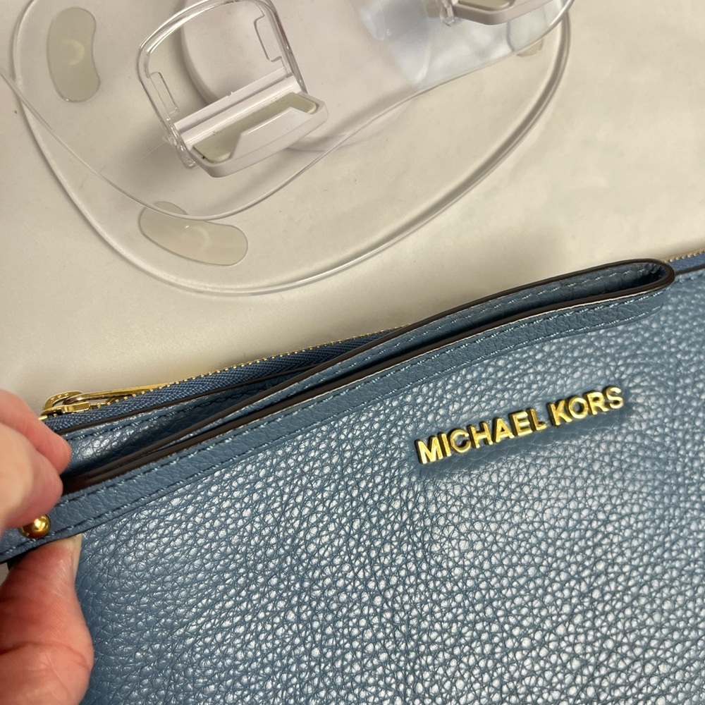 Michael Kors EUC, Smoky Blue Leather Clutch, gold tone hardware, beige fabric - Picture 8 of 12